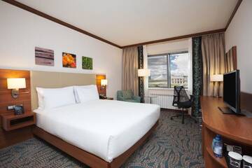 Номер с кроватью размера «king-size» в Отеле Hilton Garden Inn Astana